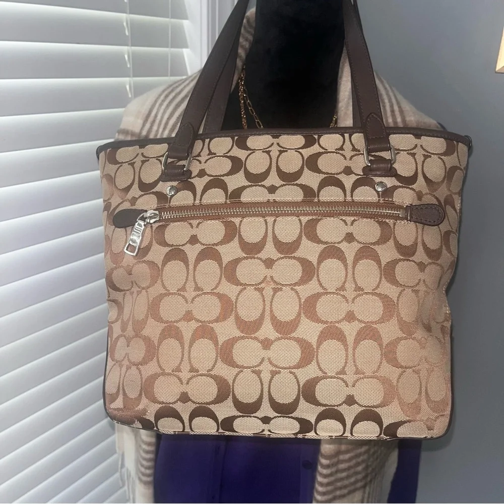 COACH, Signature C Brown and Tan shoulder/tote bag - Picture 15 of 17